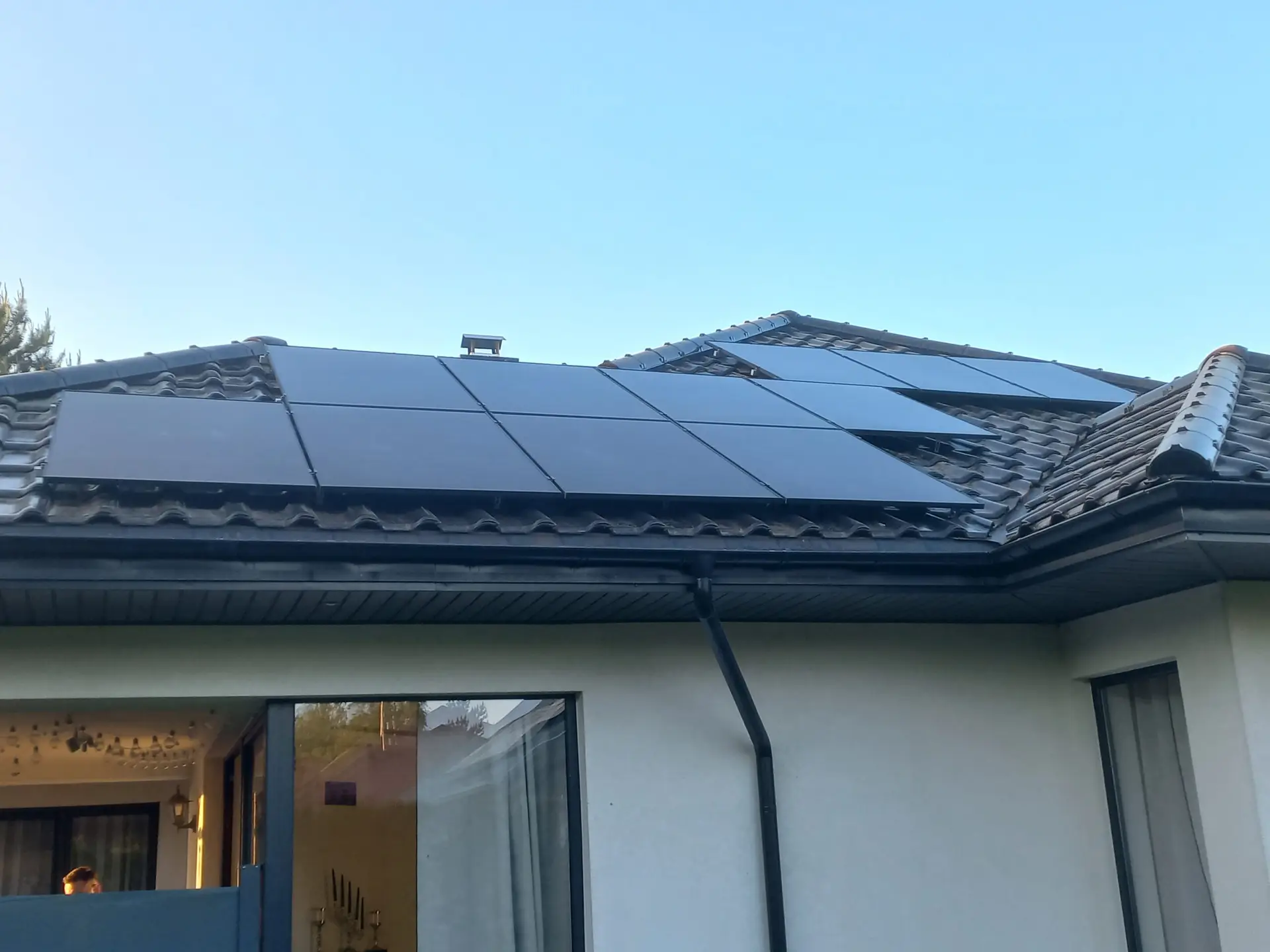 instalacja fotowoltaiczna na dachu